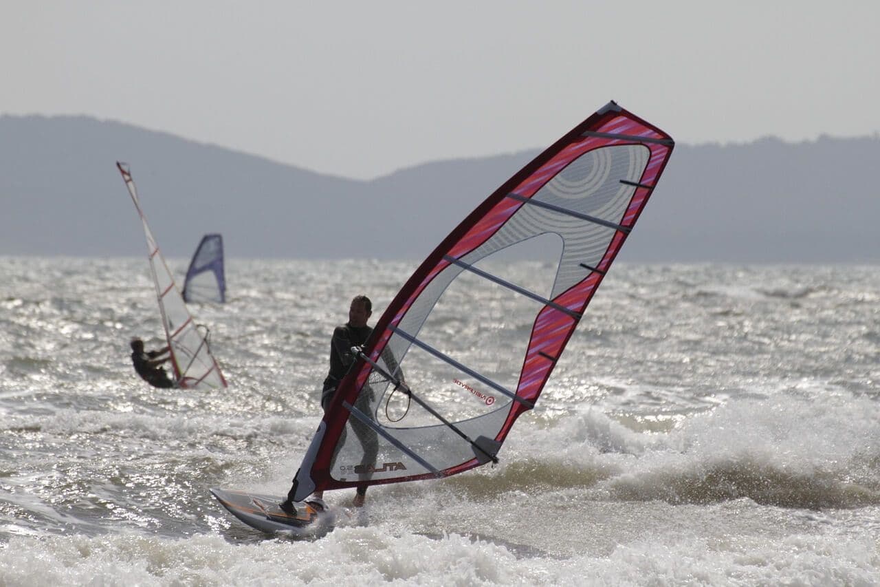 windsurfing-na-helu-polecane-szkoly-i-miejsca-co-warto-wiedziec